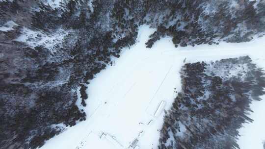 航拍新疆冬季喀纳斯河流晨雾雪山森林雪景