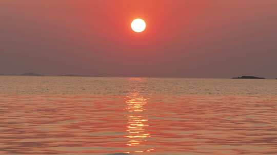 海上日落，夕阳映照水面的美丽景象