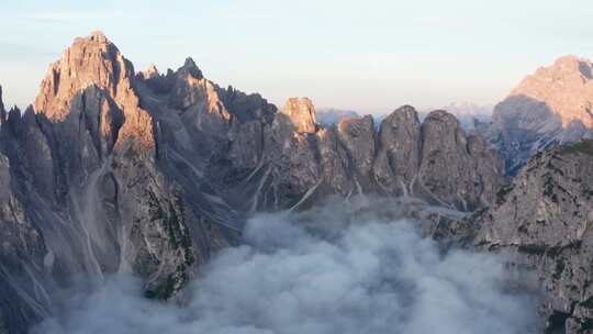 航拍云上山峰