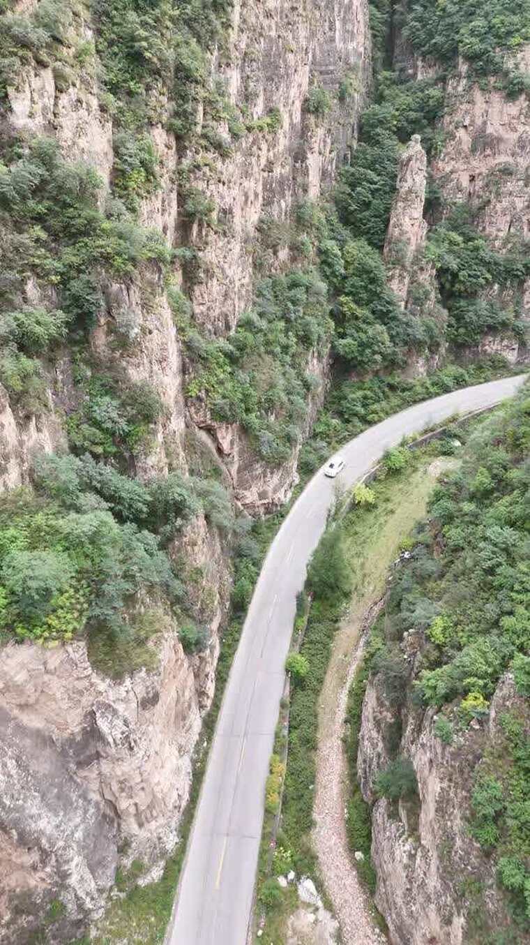 山谷间蜿蜒公路俯瞰