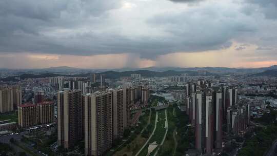 广东东莞：台风将至 天空浓云密布出现骤雨