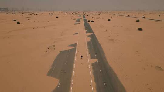 沙漠公路被黄沙覆盖