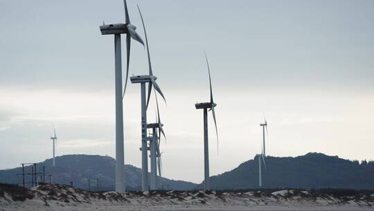 实拍清晨海边风力发电站 日出时刻海岛风车