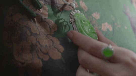 古典的美女穿旗袍佩戴珠宝翡翠手镯玉佩戒指视频素材模板下载