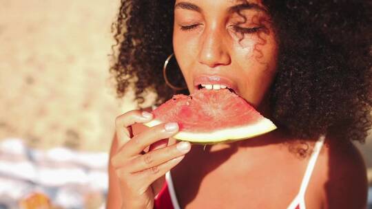 女人吃西瓜的特写视频