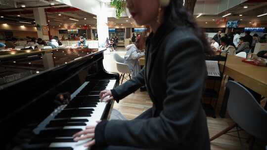 大学食堂弹奏钢琴