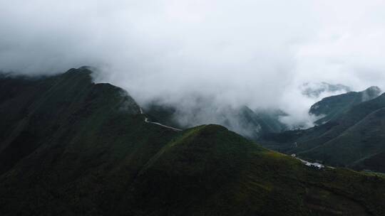 云雾弥漫的山