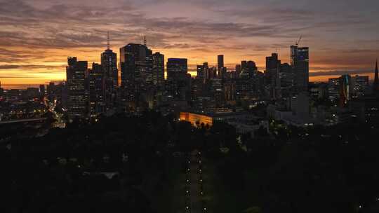 航拍墨尔本摩天大楼汽车日落城市天际线夜景