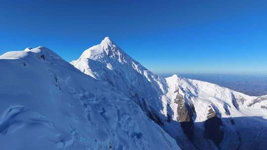 川西航拍中山峰贡嘎雪山壮丽景色
