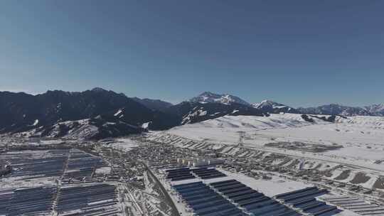 雪山脚下的小镇全景