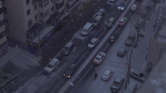 俯拍下雪天城市道路