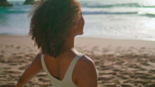 非洲女孩伸展脖子上沙滩特写