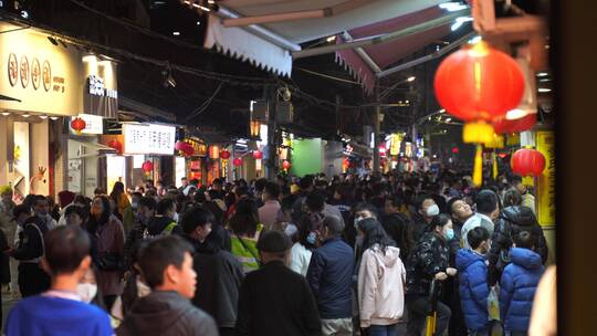 夜晚老街道美食街拥挤人群步行街商业街游客