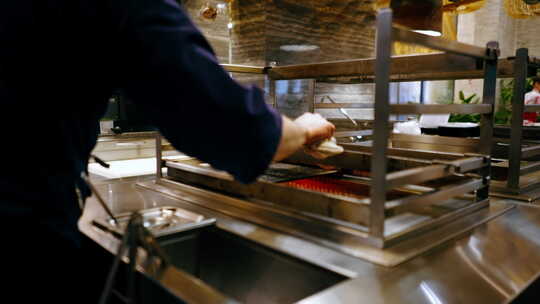 日本餐厅的特写用于烹饪食物的紧凑型桌面烤