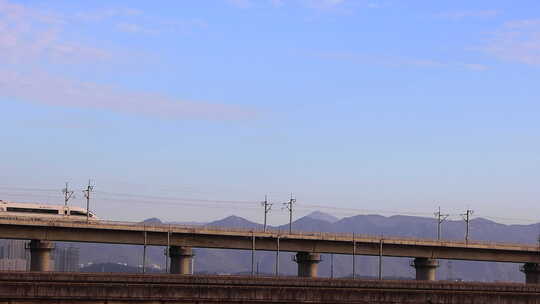 朝阳中同安湾高架上向东行进的高铁4K
