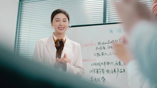 职场时尚女领导开会讨论方案自信走在街道上