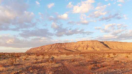 美国西南部的高沙漠全景和孤独的高速公路