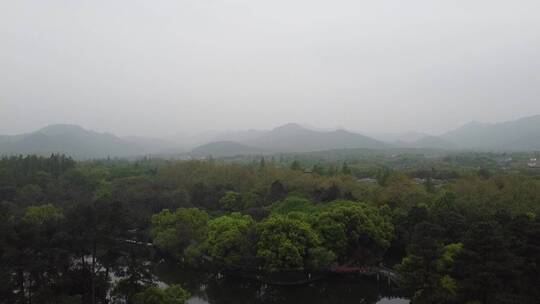 烟雨蒙蒙杨公堤西湖缓缓升起