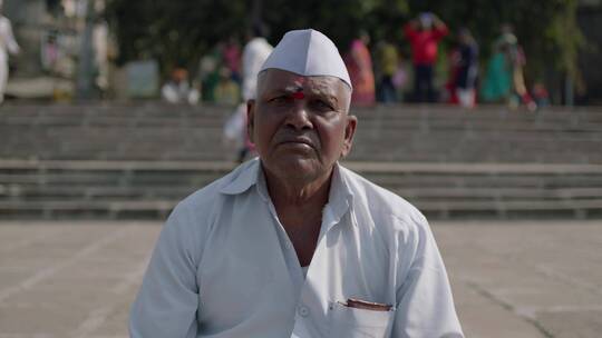 戴白帽的印度老人