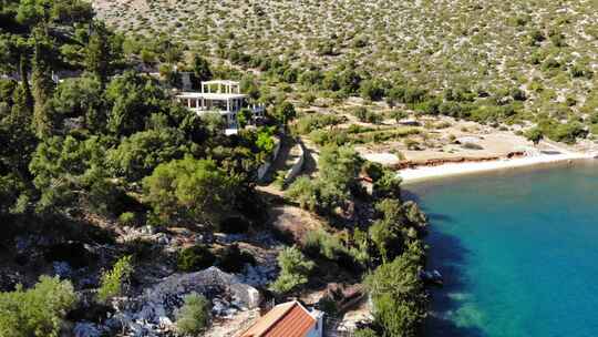 希腊阿吉亚索非亚海滩，植被茂盛，绿松石色的水——无人机拍摄