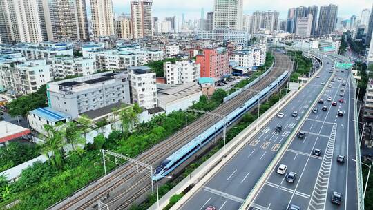 高铁动车快速穿过城市