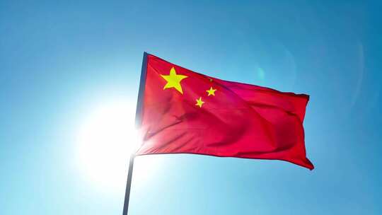 蓝天下飘扬的中华人民共和国国旗