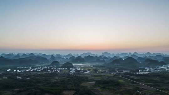 从高处拍摄的山脉日出壮丽景观