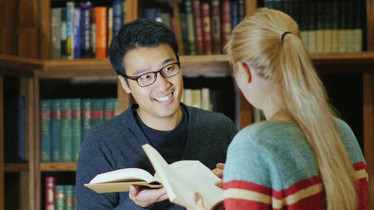 情侣在图书馆讨论