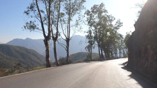 延绵山区黄昏边缘公路