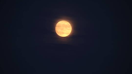 夜空中缓缓升起的月亮延时