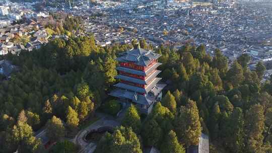 丽江古城玉龙雪山同框航拍