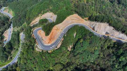 汽车行驶在山间蜿蜒公路航拍全景