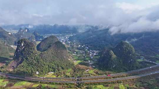 山间云雾缭绕的山村公路自然风景