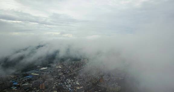 城市高空雨后平流雾