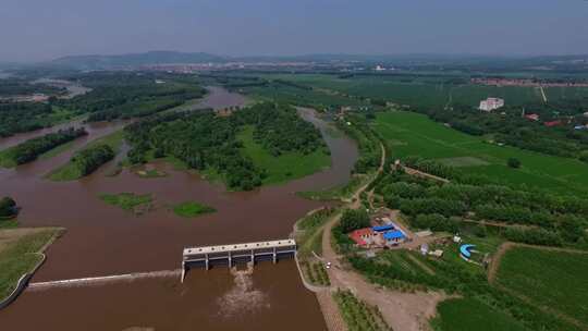 航拍黑龙江雅鲁河水坝闸口泄洪自然景观河流