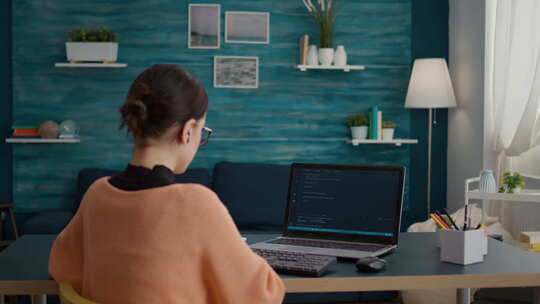 女人在电脑上进行编程视频素材模板下载