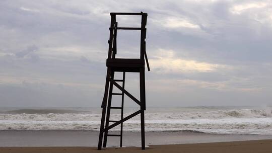 海滩上的铁塔