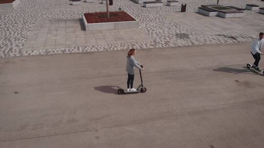 女人在公园玩滑板车