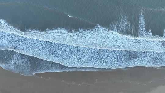 俯拍沙滩潮汐海水浪花拍打海岸海边涨潮退潮