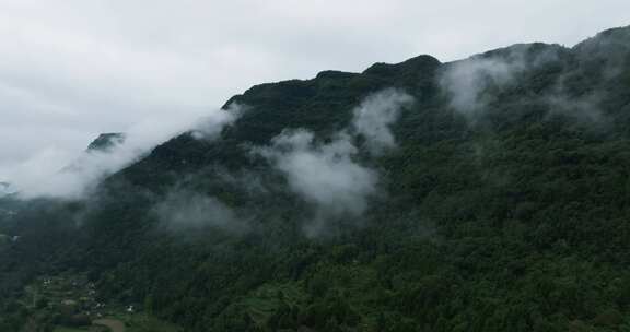 云雾山野航拍风景