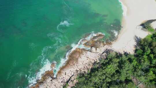 4K海浪礁石沙滩浪花海洋自然风光航拍