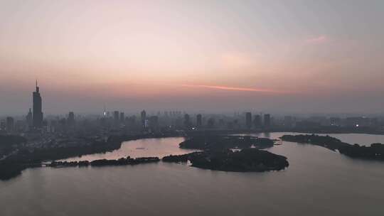 日落时分的江苏南京紫峰大厦玄武湖航拍