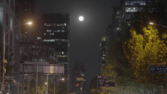 城市月亮升起
