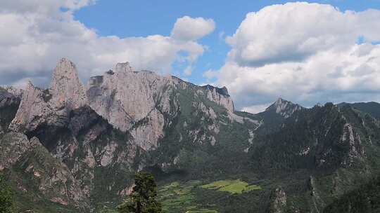 蓝天白云下的扎尕那山峰