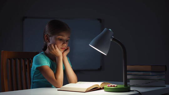 孩子在夜里看书