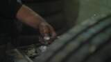 车库的机械师从垃圾箱里捡零件高清在线视频素材下载