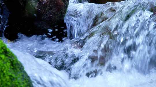山间溪流潺潺流水画面