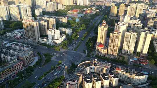 夕阳下的城市十字路口车辆穿梭