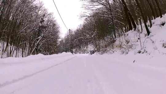 特写被大雪覆盖的公路