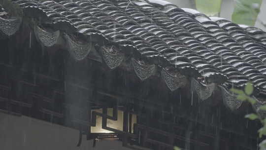 唯美屋檐雨滴  古建筑屋檐下雨  意境水滴